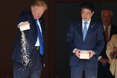 Donaldas Trumpas(kairėje) ir Shinzo Abe 