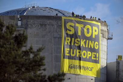 Aktyvistai pakabino transparantą su užrašu „Liaukitės kėlę riziką Europai“ ant vieno reaktoriaus bloko sienos.