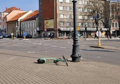 Sezonas: prasidėjus pavasariui, mieste vėl atsirado gulinčių paspirtukų.