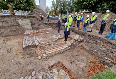 Interesas: uostamiesčio architektai susidomėję žvalgėsi po perkasas.