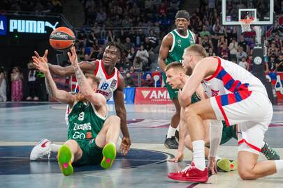 Skirtumas: žalgiriečiai laimėjo kovą su „Baskonia“ žaidėjais dėl kamuolio 44:32.