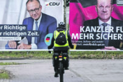 Pasirinkimas: pagrindiniai vasario 23 d. vyksiančių rinkimų oponentai — F. Merzas ir jo CDU/CSU (plakatas kairėje) bei O. Scholzas iš SPD.