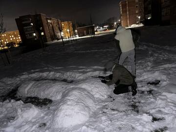 Pokštas: nusprendę pralinksminti draugę, jaunuoliai jai po langais iš sniego nulipdė falą.