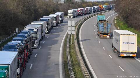 Trikdžiai: dėl nesklandžiai veikiančios Lenkijos kelių mokesčių sistemos "eToll" šios šalies pasienyje buvo nutįsusios sunkvežimių eilės.