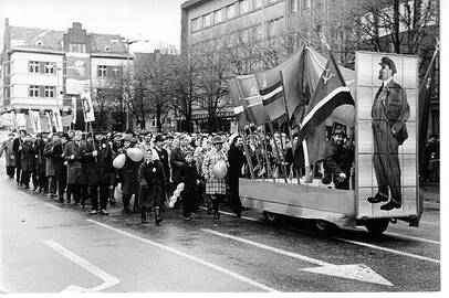 Propaganda: nors sovietmečiu tarybinių žmonių gyvenimą ribojo daugybė draudimų, jie turėjo dar ir prievolių – mylėti sovietinę sistemą, pirmiausia dalyvaujant tarybinėse šventėse.