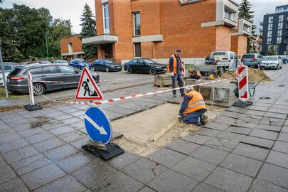 Darbai: keičiamas avarinės būklės Santuokų rūmų kiemo grindinys.