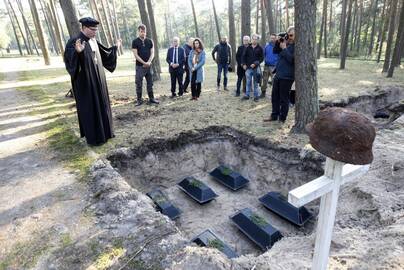 Malda: evangelikų liuteronų kunigas perlaidojimo ceremonijoje meldėsi ir giedojo giesmes.