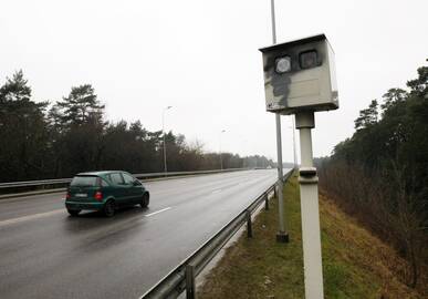 Pastebėjimas: vairuotojai pasigedo informacinio ženklo prieš greičio matuoklį vienoje P.Lideikio gatvės pusėje.