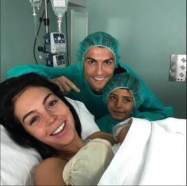 Cristiano Ronaldo (viduryje) su Georgina Rodriguez ir vyriausiu sūnumi