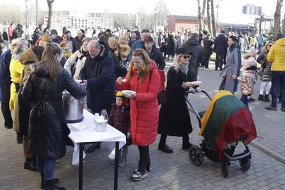 Parama: Klaipėdos universiteto miestelyje surengta solidarumo su Ukraina ir jos žmonėmis akcija "Laisvės barščiai", kurios metu suaukoti pinigai keliaus į labdaringą studentų iš Ukrainos paramos sąskaitą.