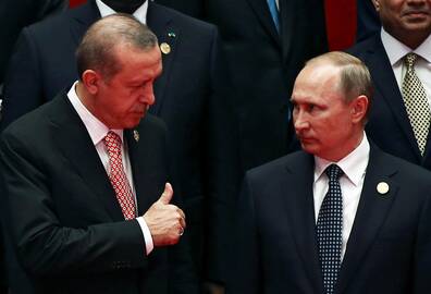 Recepas Tayyipas Erdoganas (kairėjė) ir Vladimiras Putinas (dešinėjė)