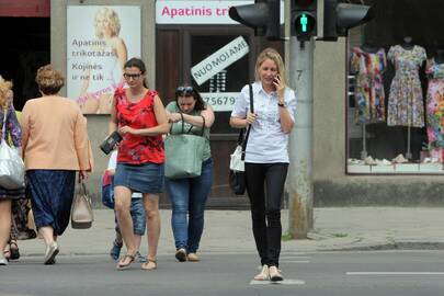 Saugumas: artėdami link pėsčiųjų perėjos vairuotojai turėtų būti atidesni ir numatyti pėsčiųjų ketinimus – jeigu jie planuoja eiti per perėją, iš anksto pradėti stabdyti.