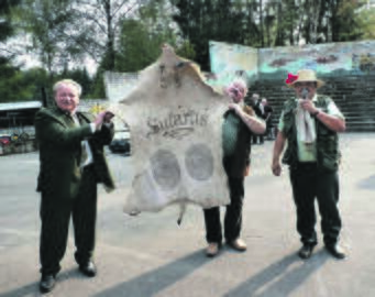 Postai: Lietuvos medžiotojų ir žvejų draugijos pirmininkas B.Bradauskas (kairėje) aiškina, jog švaistant ES lėšas jis medžiotojų projektuose nedalyvavo, parašus ant sutarčių esą dėjo jo pavaduotojas E.Tijušas (dešinėje).