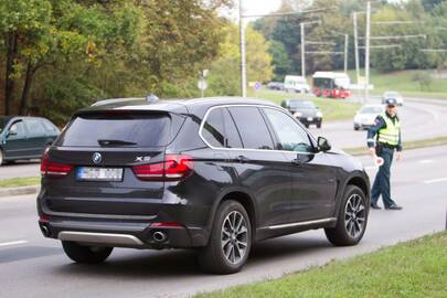 Anekdotas: anot BMW vagių, policija tądien juos prie pagrobto automobilio vairo buvo sutabdžiusi du kartus, tačiau tik surašė protokolus dėl pamesto valstybinio numerio ir paleido.