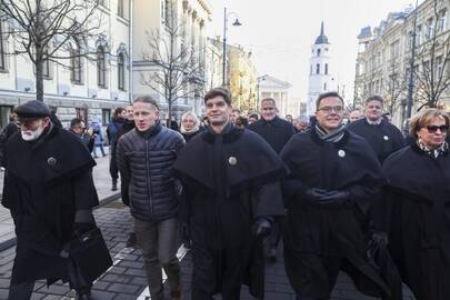 Ignas Vėgėlė (centre)