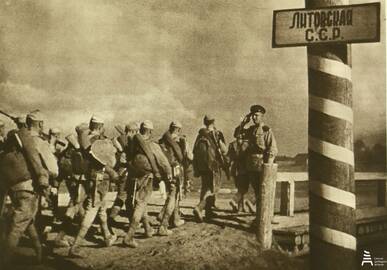 Siena: Raudonosios armijos 16-osios lietuviškosios šaulių divizijos kariai įžengia į Lietuvą, 1944 m. liepa.