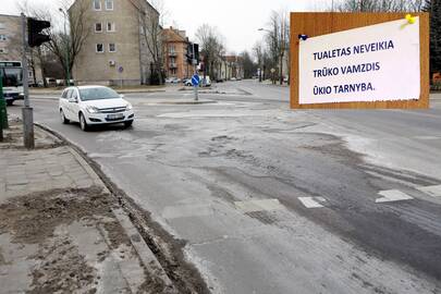 Tilžės g. esančiame 1-ajame policijos komisariate dėl trūkusio vandentiekio pareigūnai kelias dienas negali naudotis tualetais.