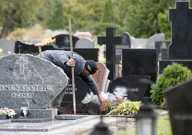 Darbai: klaipėdiečiai jau skuba po vasaros sutvarkyti mirusių artimųjų kapus.