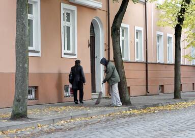 Tvarko: pašalpų gavėjai švarina miestą ir įvairias įstaigas.