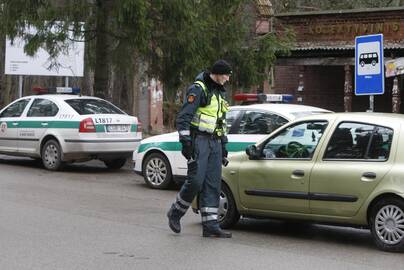 Troškulys: nors vairuotojai žino, kad už vairavimą neblaiviam gresia didelės baudos ir baudžiamoji atsakomybė, kiekvieną savaitgalį pareigūnai nutveria ne vieną tokį asmenį.