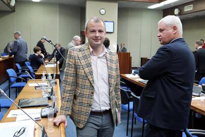 Netikėtumas: miesto tarybos posėdžio metu jos narius nustebino liberalo S.Gentvilo vasariška apranga.