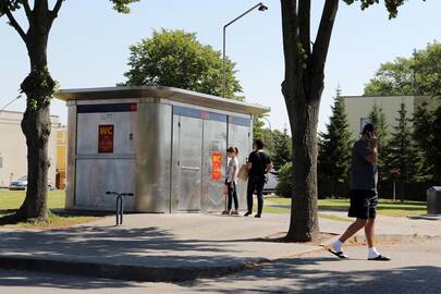 Problema: įėjus į viešąjį tualetą, esantį prie buvusios senosios perkėlos, galima ir neišeiti.