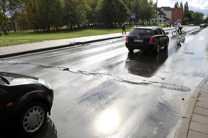 Debreceno gatvėje esantis greičio slopinimo kalnelis visiškai nudilęs.