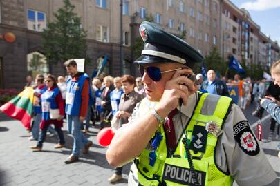 Visais būdais keliamas policininkų autoritetas žlunga po juokingai kvailų incidentų.