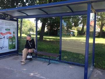 Sutaisė: iki trečiadienio ryto Lakštučių stotelėje autobuso laukę žmonės trypė stiklų šukes.