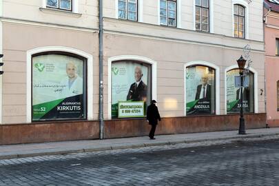 Užsiliko: nors rinkimai vyko daugiau nei prieš du mėnesius, "valstiečių" atstovai Klaipėdos senamiestyje savo reklaminių plakatų nukabinti neskuba.