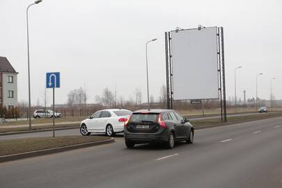 Vaizdas: šioje Šiaurės prospekto vietoje tik žemų automobilių vairuotojai gali gerai matyti pagrindiniu keliu važiuojančiuosius.