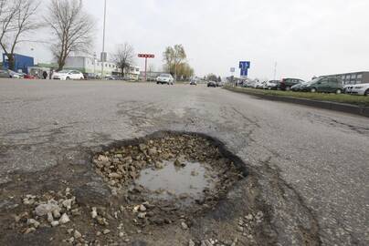 Situacija: apie atsivėrusias duobes klaipėdiečiai miesto prižiūrėtojus informuodavo ir žiemą – jos būdavo remontuojamos šalto asfalto būdu.