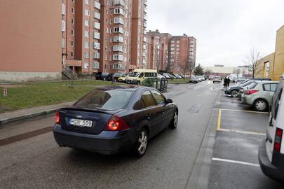 Problema: gyventojai skundžiasi, kad po Naikupės gatvės ir Baltijos prospekto sujungimo atnaujintu keliu jų kiemas virto greitkeliu.