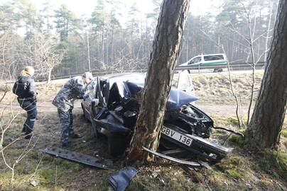 Tyrimas: incidentą, kai prie P.Lideikio gatvės viaduko į medį atsitrenkusiame BMW rastas sunkiai peiliu sužeistas jaunuolis, tebetiria kelių policijos pareigūnai.