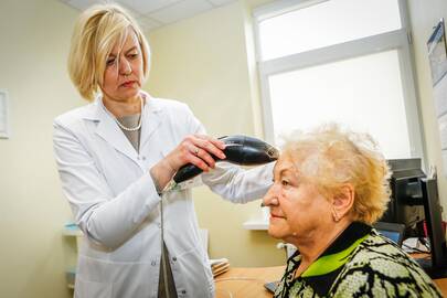 Akcija: gydytoja J.Česienė apžiūri ne pirmą kartą patikroje dėl melanomos dalyvaujančios Aldonos apgamus.