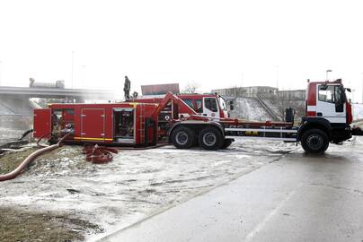 Patikrino: ugniagesiai išbandė, kaip veikia vandens siurblinė, ar tinkamai užsidaro vandens žarnų sklendės, išmėgino vandens spaudimą autocisternose.