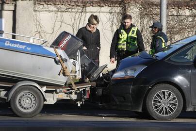 Nuostoliai: lygioje vietoje nemenką žalą patyrė tiek "Citroen" savininkas, tiek ir katerį priekaba gabenęs vandens mėgėjas.