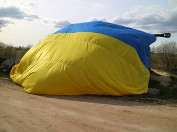 Papuošė: sovietmečio laikų eksponatas – tankas Orvidų sodyboje – Kretingos rajono gyventojų ir ukrainiečių iniciatyva uždengtas milžiniška Ukrainos vėliava.