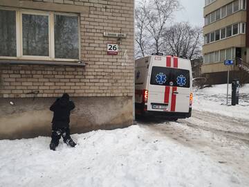 Vaizdelis: namo gyventojos ir būrys vaikų stebėjo girto vyro elgesį.