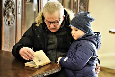 Sergėtojai: lietuvininkas H. Lotužis su anūku Helmutu tebevartoja senąją šišioniškių tarmę ir Klaipėdos krašto žodžius.