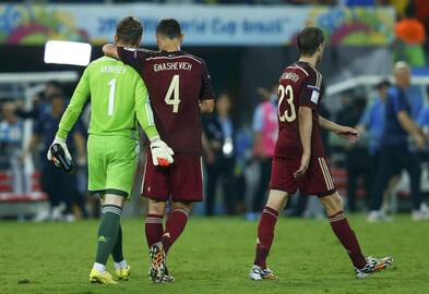 Po rungtynių Rusijos futbolininkai guodė apmaudų įvartį praleidusį I.Akinfejevą