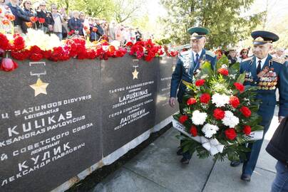 Užkliuvo: Sovietinės armijos kariams pastatytas memorialas Skulptūrų parke kai kam užkliuvo dėl užrašo, skelbiančio, jog Sovietinė armija išvadavo Klaipėdą.