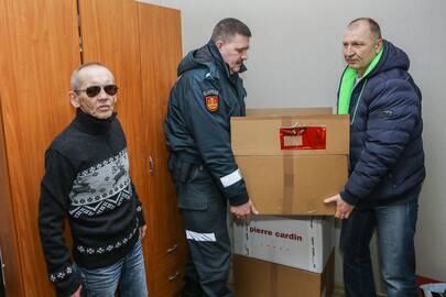 Sūnaus netekęs V.Lučiūnas (kairėje) nematuoja visų policininkų vienu matu.