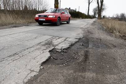 Situacija: Paribio gatvėje asfalto danga visiškai susidėvėjusi – lopas dengia lopą.