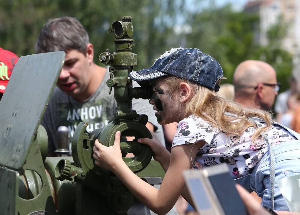 Pratybose dalyvaujančios karo technikos paroda