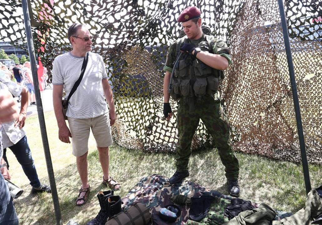 Pratybose dalyvaujančios karo technikos paroda
