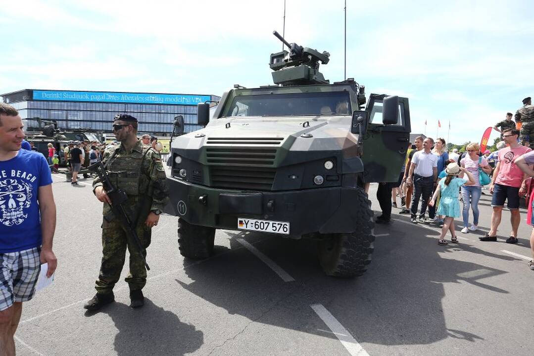 Pratybose dalyvaujančios karo technikos paroda