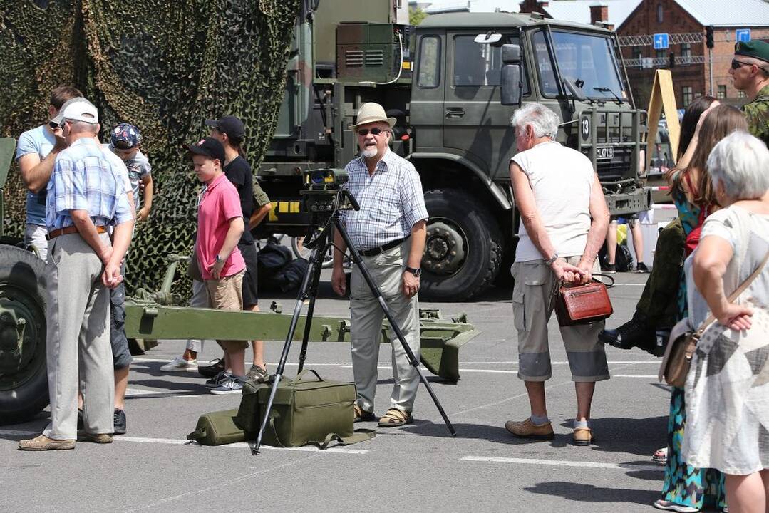 Pratybose dalyvaujančios karo technikos paroda