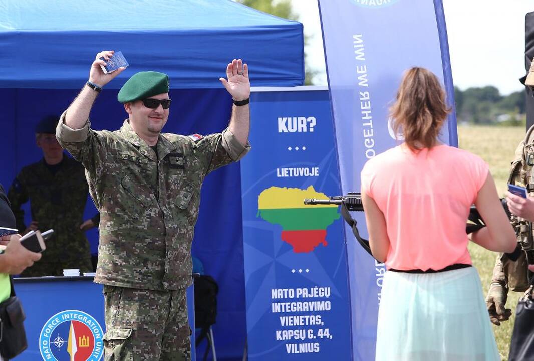 Pratybose dalyvaujančios karo technikos paroda