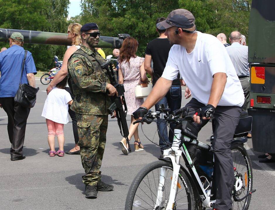 Pratybose dalyvaujančios karo technikos paroda